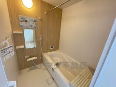 1日の疲れを癒すくつろぎのバスルーム。足を伸ばしてもゆったりと入れるサイズです。お子様と一緒にお風呂に入っても狭くないですね^^