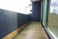 幅広のインナーバルコニーは多少の雨でも洗濯物を守ってくれ、家事を助けてくれること間違いなし。眩しすぎる日差しも和らげます。