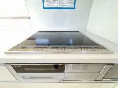 お手入れのしやすいIHクッキングヒーターです。 3口コンロなので、効率よくお料理が楽しめます。毎日のお料理も楽しくなりますね＾＾