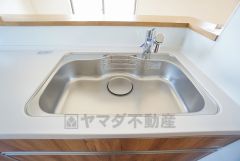 広々とした凸型シンクに洗剤ポケットを標準装備。大きなお鍋など洗いやすいです。洗剤や石鹸、スポンジもすっきりできる収納付き。