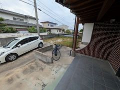 カースペースは2台駐車と愛車を雨風から守る車庫付き。 玄関は奥まって設置されており、雨にも濡れにくくなっています。