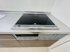 お手入れのしやすいIHクッキングヒーターです。 3口コンロなので、効率よくお料理が楽しめます。毎日のお料理も楽しくなりますね＾＾