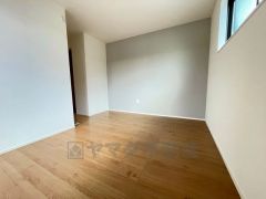 デザインクロスが2階洋室の雰囲気を上品に仕上げています。いつもと違う雰囲気のお部屋をお楽しみください。WIC付き＾＾