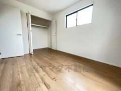 木目調のシンプルデザインで落ち着きと安らぎの空間に仕上げています。各部屋に収納が完備されているので、お荷物が多くなっても安心の設計です。