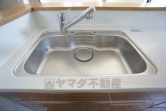 広々とした凸型シンクに洗剤ポケットを標準装備。大きなお鍋など洗いやすいです。洗剤や石鹸、スポンジもすっきりできる収納付き。