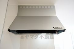 同仕様写真。調理により発生する油煙や臭いを吸い込み、屋外へ排気してくれます。