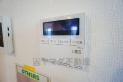 給湯器リモコンはキッチン横からボタンひとつで操作が楽々。通話ボタン付きでお子様とも会話ができて安心です。