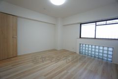 住む人のこだわりを活かす洋室＾＾日当たりがよく、寝室としての利用もおすすめ。広めのクローゼットもあり荷物もすっきり片付けれ、ゆとりのある暮らしが出来ます＾＾