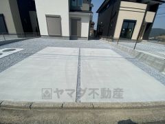 こちらの家には停めやすい並列駐車が2台分ついてます。車好きのご主人の洗車もゆったり。