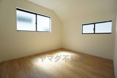2面採光を確保した明るい室内は、風通しも良く、大変居心地の良い空間となっております。爽やかな風を感じて起きる朝は、快適生活の始まりに。