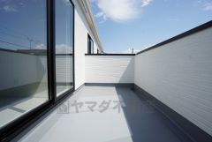 同仕様写真。南側に面した大型のバルコニーは日当たり良好です。お洗濯物も気持ちよく干せそうです。