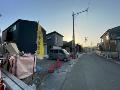 前面道路は北側公道約6.2ｍ。幅広く交通量も少ない為安心して離合できます＾＾