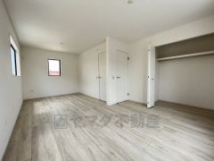住む人のこだわりを活かす洋室＾＾日当たりがよく、寝室としての利用もおすすめ。広めのクローゼットもあり荷物もすっきり片付けられ、ゆとりのある暮らしが出来ます＾＾