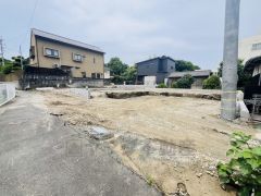 前面道路は東側約4ｍ。交通量が少ないため小さなお子様がいるご家庭でも安心です。ドラッグストアまで徒歩14分。