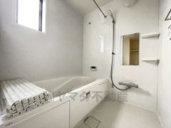 1日の疲れを癒すくつろぎのバスルーム。足を伸ばしてもゆったりと入れるサイズです。お子様と一緒にお風呂に入っても狭くないですね^^