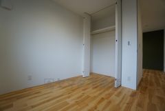 木目調のシンプルデザインで落ち着きと安らぎの空間に仕上げています。各部屋に収納が完備されているので、お荷物が多くなっても安心の設計です。