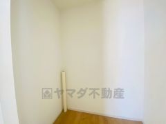 収納量たっぷりのクローゼット付です。ハンガーパイプ付で散らかりがちな洋服類もきれいに整理できます。