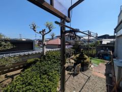 和の庭園。静寂に包まれた空間は、ただ眺めるだけでなく、草木を愛で、心を通わせる憩いの場となります。十分な広さも備えており、日常を彩る楽しみが尽きない、贅沢な余白です。