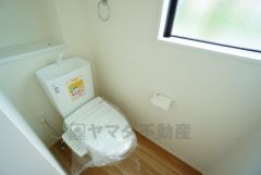 温水洗浄機付トイレです。節水機能もあるので、安心して使えますね。もちろん、1階2階の2ヶ所にトイレがあるので、忙しい朝にもゆとりができますね。