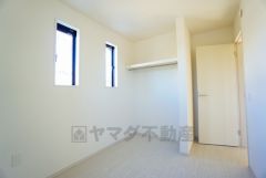 明るい洋室です。ナチュラル色のフローリングで開放的な優しい雰囲気になっています＾＾ベッドや机、ＴＶを置いてもゆとりのある広さです。