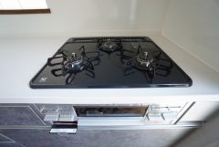3口コンロなので、効率よく調理ができます。毎日のお料理が楽しくなりますね。