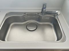 広々とした凸型シンクに洗剤ポケットを標準装備。大きなお鍋など洗いやすいです。洗剤や石鹸、スポンジもすっきりできる収納付き。