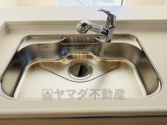 広々とした凸型シンクに洗剤ポケットを標準装備。大きなお鍋など洗いやすいです。洗剤や石鹸、スポンジもすっきりできる収納付き。