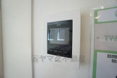 防犯性もばっちり、TVモニター付きインターフォン完備。大きなモニターで玄関先を確認できます。録画機能が付いているので不在時の訪問者も確認できて安心です^^