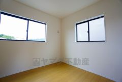 2面採光を確保した明るい室内は、風通しも良く、大変居心地の良い空間となっております。爽やかな風を感じて起きる朝は、快適生活の始まりに。