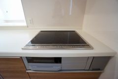 お手入れのしやすいIHクッキングヒーターです。 3口コンロなので、効率よくお料理が楽しめます。毎日のお料理も楽しくなりますね＾＾なりますね＾＾