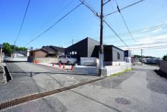 前面道路は北東側4.9ｍ、北西側4.2ｍ。交通量が少ないため小さなお子様がいるご家庭でも安心です＾＾