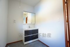 三面鏡つき洗面台。収納も一体型になっているので、ドライヤーやヘアアイロンの置き場に困りませんね。