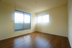 住む人のこだわりを活かす洋室＾＾日当たりがよく、寝室としての利用もおすすめ。広めのクローゼットもあり荷物もすっきり片付けれ、ゆとりのある暮らしが出来ます＾＾