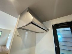 調理により発生する油煙や臭いを吸い込み、屋外へ排気してくれます。