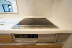 お手入れのしやすいIHクッキングヒーターです。 3口コンロなので、効率よくお料理が楽しめます。毎日のお料理も楽しくなりますね＾＾