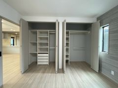 暖かい日差しが差し込む洋室。たっぷり収納できるクローゼット付きでお部屋の中をすっきりと快適に保てます。