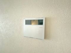 キッチン横に給湯器リモコンを設置していますので、忙しい時間帯でもスイッチ一つでお風呂の用意ができますよ＾＾
