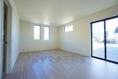 大きな窓のあるリビングは、陽光あふれる明るい空間です。居心地良く、ご家族皆がゆったり寛げる憩いの空間となりそうです。