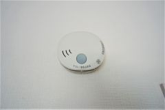 同仕様写真。火災報知器が設置されていることで、火災の発生をいち早く感知し、就寝中や留守中でも素早く危険を知らせてくれるため、家族の安全を確保し被害を最小限に抑えられます。