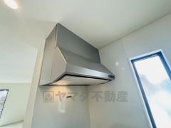 お手入れが簡単なスリム型レンジフードです。調理により発生する油煙や臭いを吸い込み、屋外へ排気してくれます。