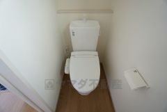 ウォシュレット付トイレです。節水機能もあるので、安心して使えますね。もちろん、1階2階の2ヶ所にトイレがあるので、忙しい朝にもゆとりができますね。