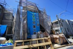 西鉄バス「篠栗上町・須賀神社前」停まで徒歩1分。スーパーまで徒歩9分。 コンビニまで徒歩13分。周辺環境充実。