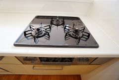 同仕様写真。3種類の料理が同時に調理できる、3口ガスコンロ。忙しい夕食の支度時間が短縮できて効率よくお料理が楽しめます。