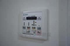 浴室暖房乾燥機には、暖房、乾燥、涼風、換気の4つの機能が付いています。タイマー付きです。リモコンで操作もボタン1つで簡単。