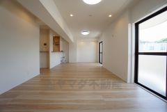 家族が集まる開放的なリビング。約22.7帖の大空間で毎日のお食事が楽しみです＾＾思い思いの時間を過ごしたり、家族みんなで食事をしたり、素敵な団らんの場になりますね。