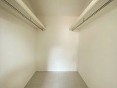 収納力豊富なウォークインクローゼット。棚付きなので整理もしやすくお部屋を広く活用できます。季節物の衣類もスッキリ収納できますよ＾＾