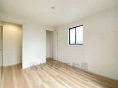 たっぷり収納できる大型クローゼットを設置しています。窓には断熱性・保温性にすぐれ、省エネ効果のあるペアガラスを採用。冬には結露を防止します。