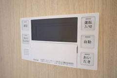 浴室内の給湯器リモコン。一日の疲れを癒す快適なバスタイムを＾＾
