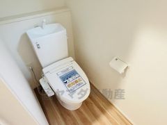 温水洗浄機付トイレです。節水機能もあるので、安心して使えますね。もちろん、1階2階の2ヶ所にトイレがあるので、忙しい朝にもゆとりができますね。