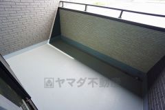 幅広のインナーバルコニーは洗濯物を守りやすく、眩しすぎる日差しも和らげます。